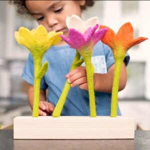 LOVEVERY Felt Flowers In A Row